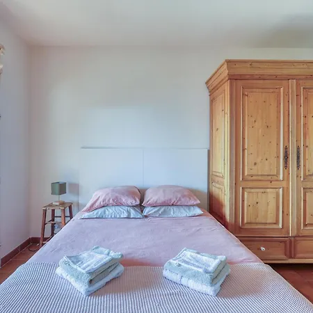 Le Boulevard Des Cigales - Proche Du Port